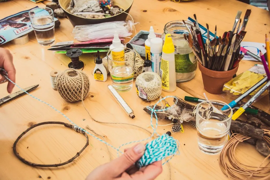 Ser creativo con los niños: Las manualidades estimulan el crecimiento y el desarrollo del niño.