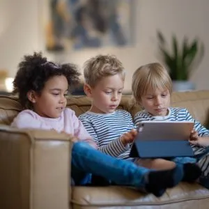Niño con una afición creativa en lugar del iPad