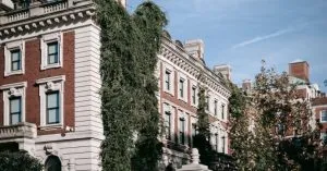 Edificio de arquitectura clásica con columnas y fachada simétrica