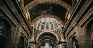 Edificio de arquitectura clásica con columnas