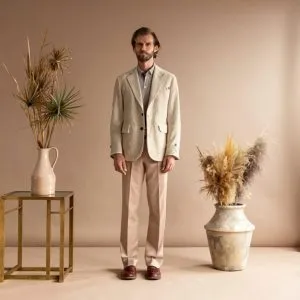 Collage de objetos en beige, como ropa, interiorismo y pintura, que muestra la versatilidad del color