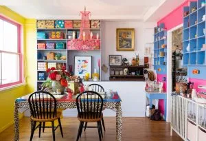 Salón con decoración kitsch llena de color y estampados