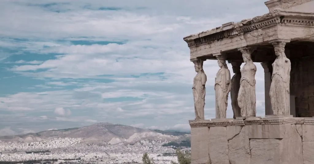 Columnas y esculturas de un templo griego clásico