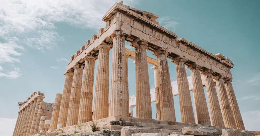Columnas de un edificio que muestran el legado de la arquitectura clásica