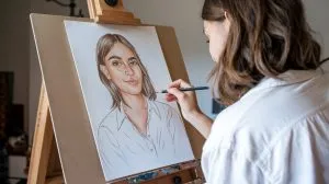 Mujer dibujando un retrato de sí misma