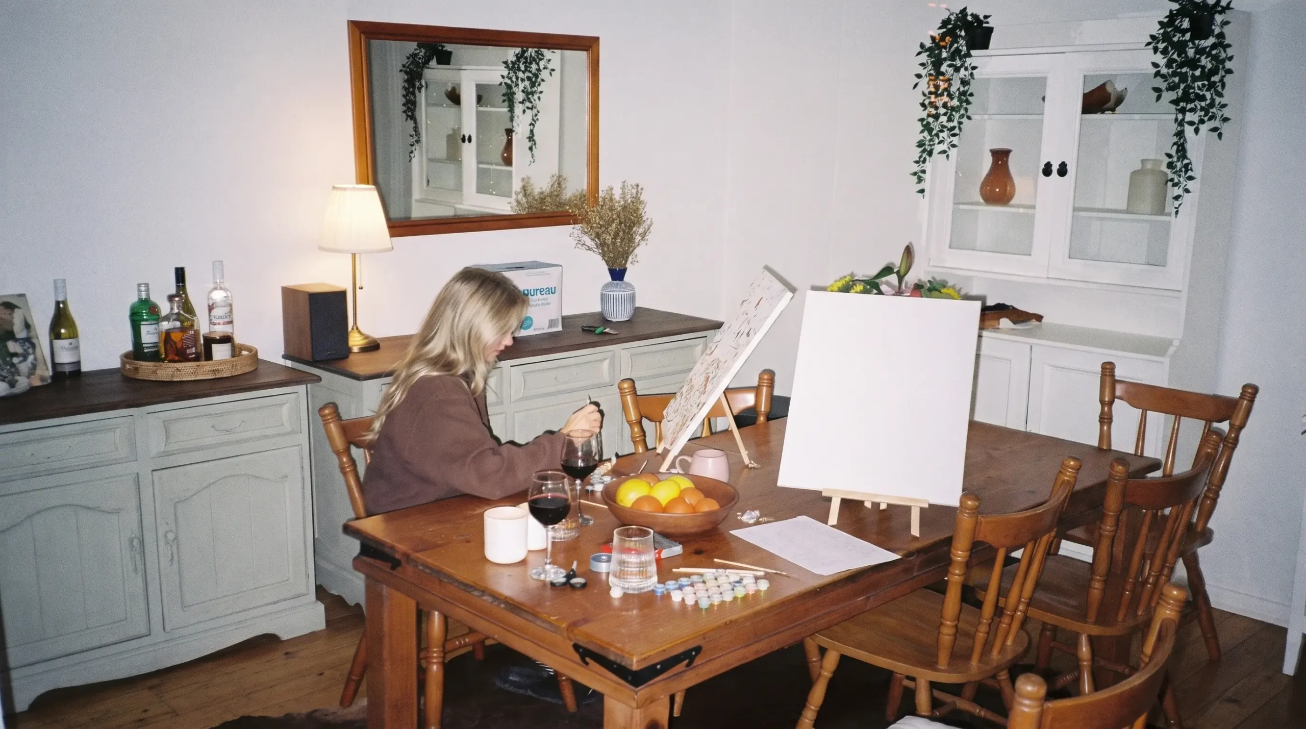 Mujer pintando un cuadro de pintar por números en casa