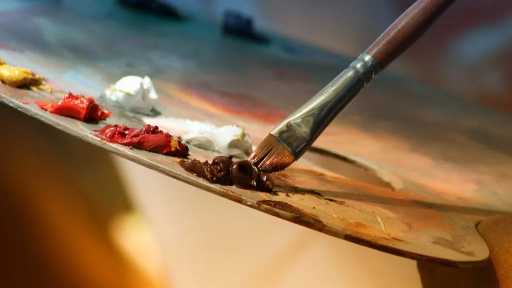 Paleta de pintor con pinturas de colores