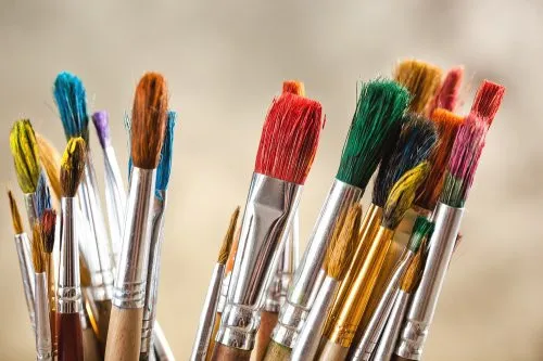 Pinceles con restos de pintura de colores