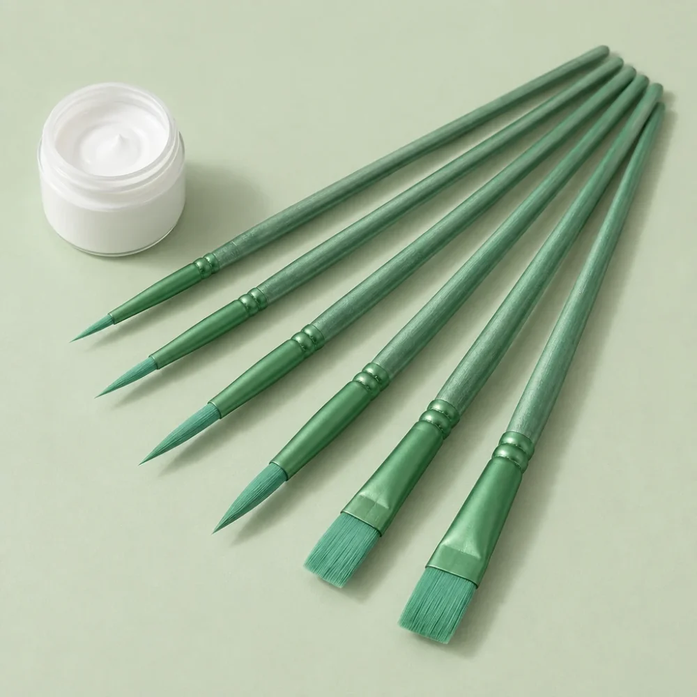 Set de 6 pinceles de línea fina con un bote de pintura blanca