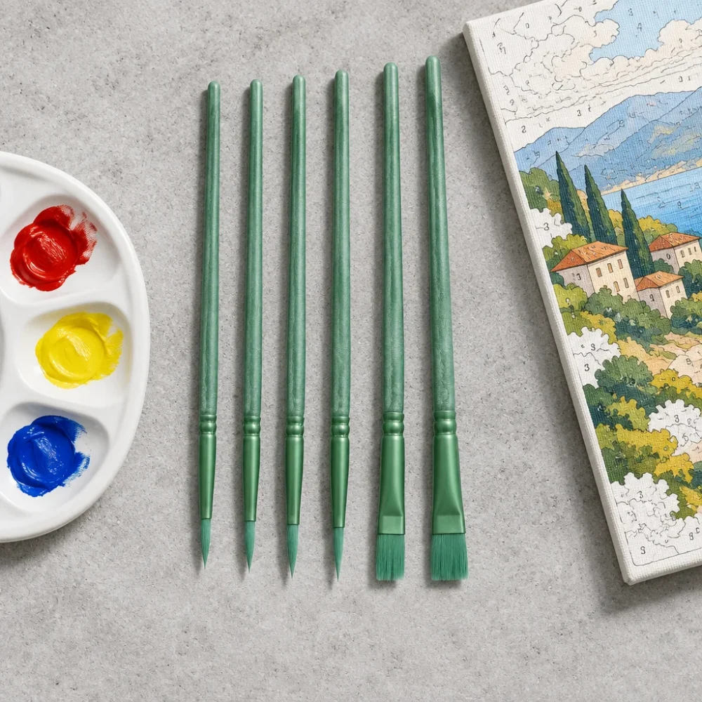 Seis pinceles de línea fina junto a una paleta con pintura y un cuadro