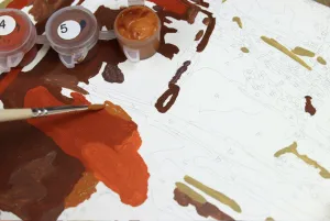 Espacio de trabajo limpio para pintar por números