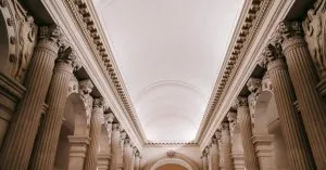 Fachada simétrica de un edificio de arquitectura clásica