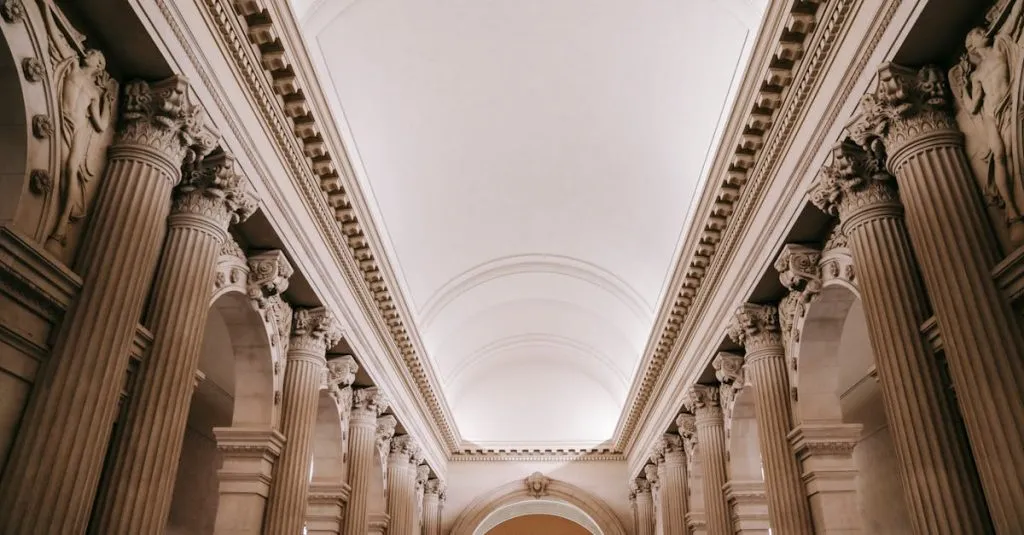 Fachada simétrica de un edificio de arquitectura clásica