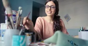 Pinceles y pinturas como ejemplo de técnicas y materiales de la pintura clásica