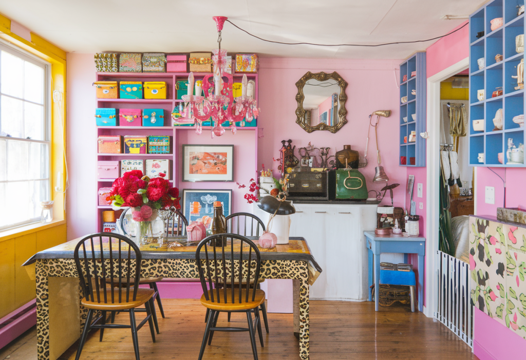 Salón decorado según las tendencias de decoración de 2025